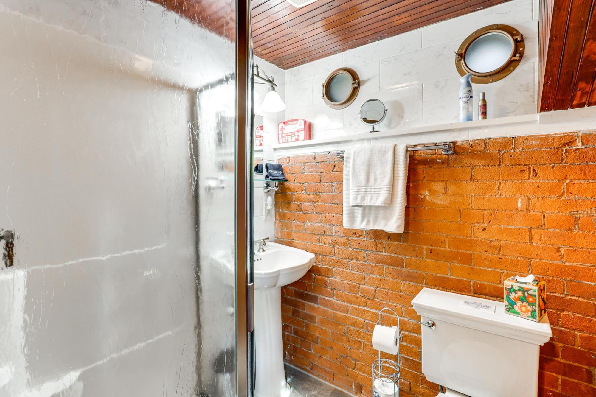 Downtown Essex Apartment - Steps To River! Экстерьер фото